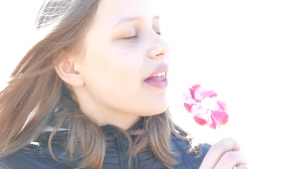 Adolescente está comendo um grande doce — Vídeo de Stock