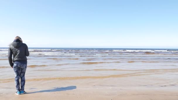 Menina em um mar — Vídeo de Stock