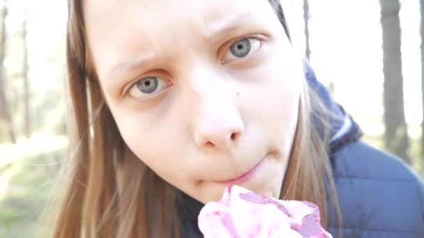 Teen girl eating big candy — Stock Video