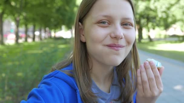 Adolescente chica comer un donut — Vídeo de stock