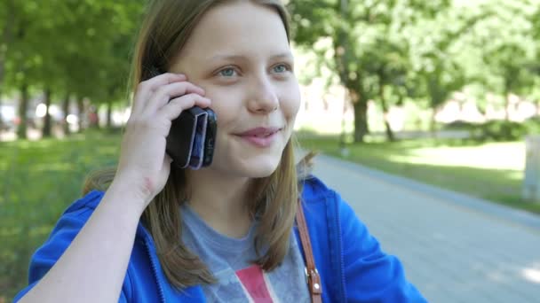 Adolescent fille parler par téléphone — Video