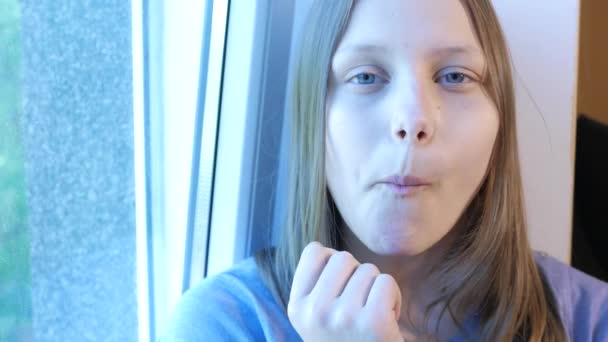 Adolescent fille manger un beignet — Video