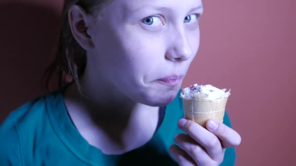 Chica adolescente comiendo un helado — Vídeo de stock