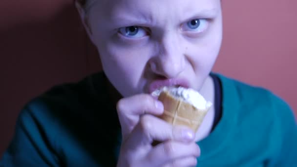 Teen girl eating an ice cream — Stock Video