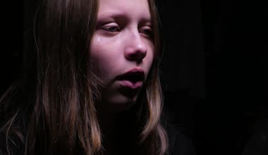 Genç Kız ağlıyor