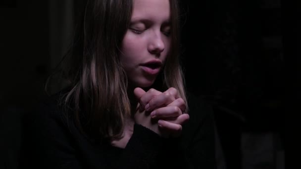 Teen girl praying — Stock Video