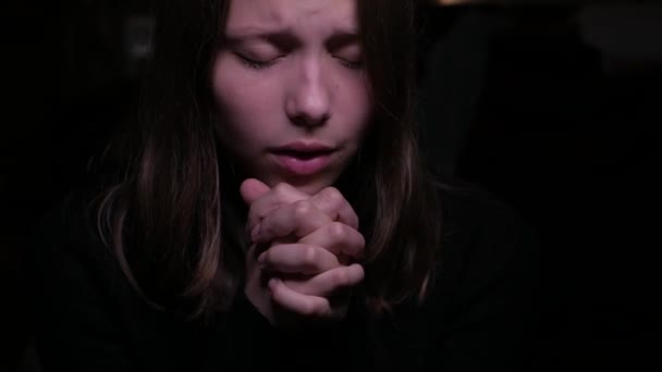Teen girl praying — Stock Video
