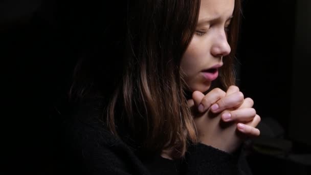 Teen girl praying — Stock Video