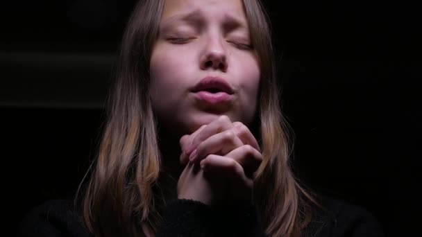 Teen girl praying — Stock Video