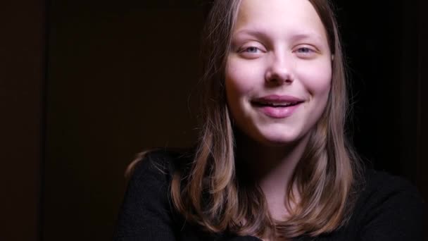 Adolescente chica hablando con una cámara — Vídeo de stock
