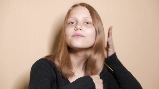 Adolescente menina pentear o cabelo — Vídeo de Stock