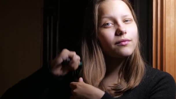 그녀의 머리를 빗질 하는 십 대 소녀 — 비디오