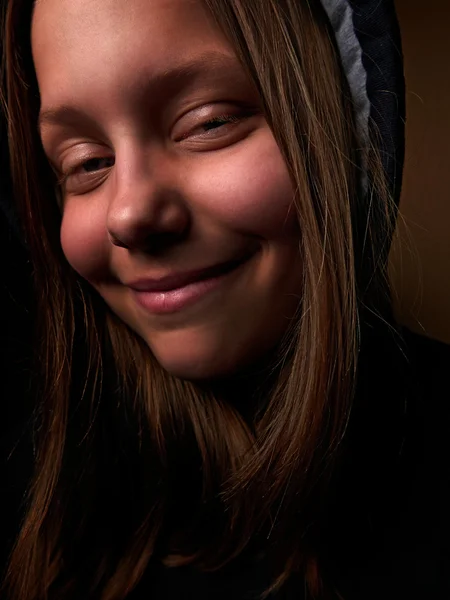 Портрет дьявольской девочки-подростка с зловещей улыбкой — стоковое фото
