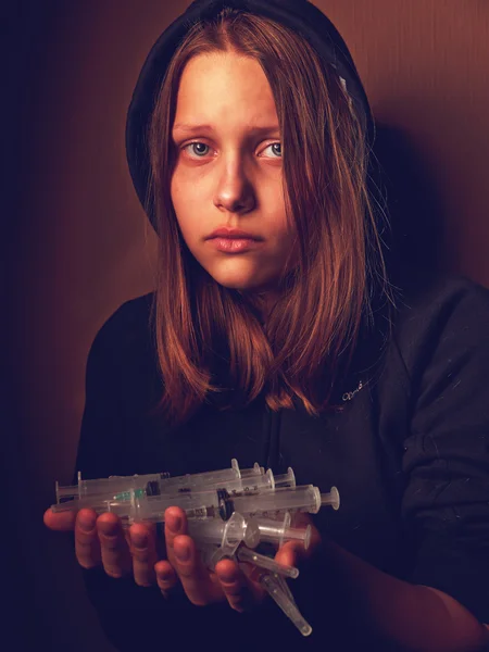 Портрет депрессивной девочки-подростка, наркоманки со шприцем — стоковое фото
