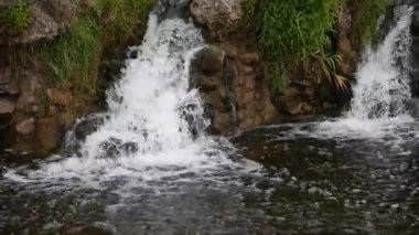 Bir şelale ile harika deniz manzarası