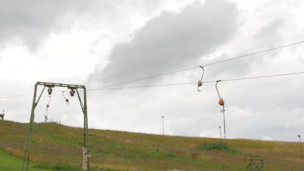 Aufzug, Skilift, dramatischer Himmel — Stockvideo