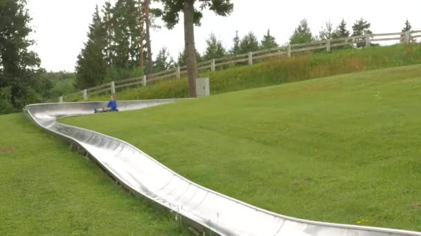 Rodel pista, campo, menina se divertindo — Vídeo de Stock