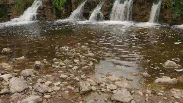 Maravilloso paisaje marino con una cascada — Vídeos de Stock