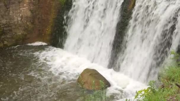 Maravilloso paisaje marino con una cascada — Vídeos de Stock