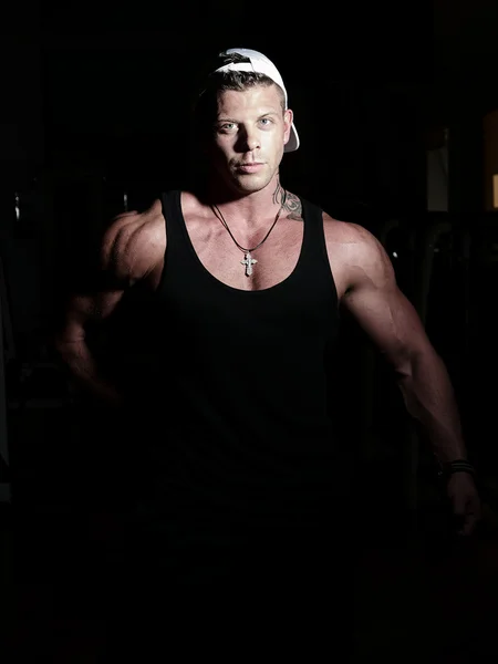 Porträtt av en ung bodybuilder i ett gym — Stockfoto