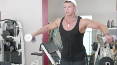 Bir spor salonunda genç bir vücut geliştirmeci portresi