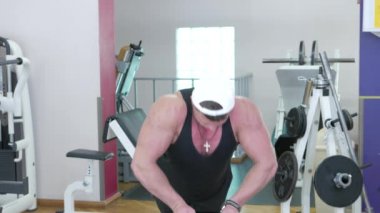 Bir spor salonunda genç bir vücut geliştirmeci portresi