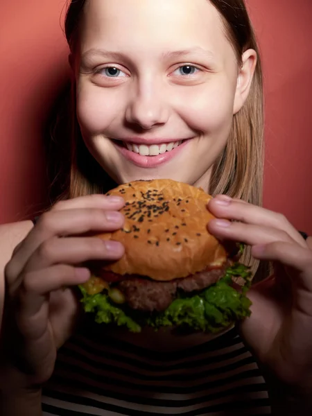 Έφηβος κορίτσι τρώει ένα burger — Φωτογραφία Αρχείου