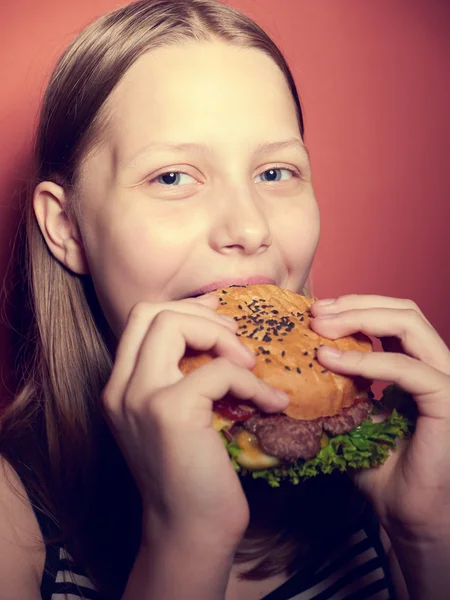 Adolescent fille manger un hamburger — Photo