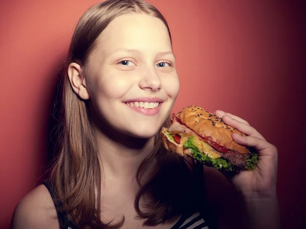 Έφηβος κορίτσι τρώει ένα burger — Φωτογραφία Αρχείου