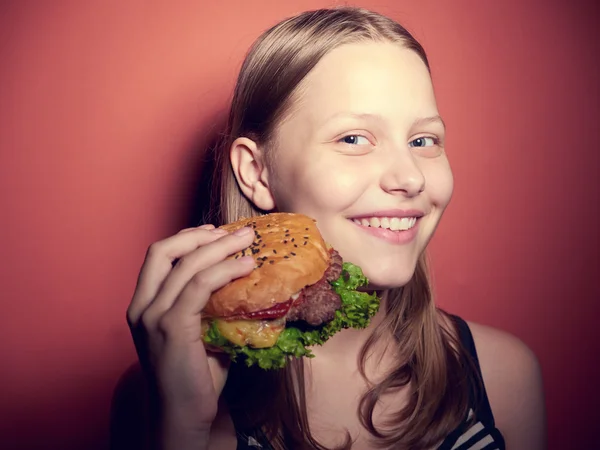 Genç kız bir hamburger yemek — Stok fotoğraf