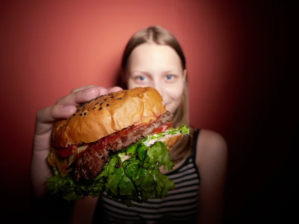 Teen ragazza mangiare un hamburger — Foto Stock