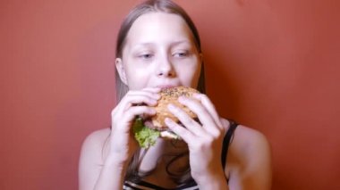 Hamburger yiyen kız