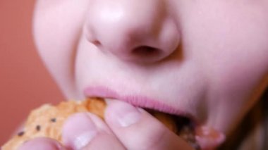 Hamburger yiyen kız