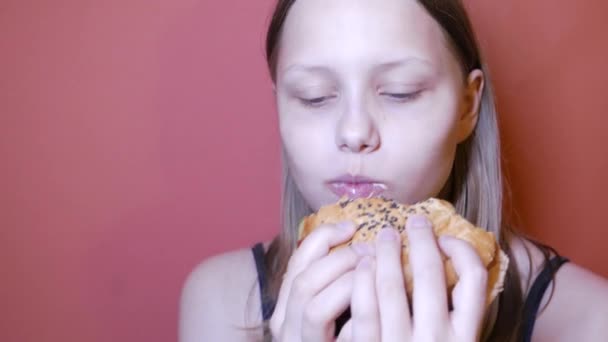 Menina comendo um hambúrguer — Vídeo de Stock