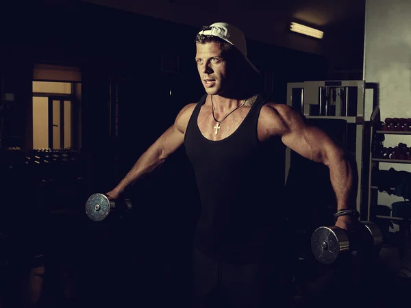 Portrait of a young bodybuilder in a gym — Stock Photo, Image