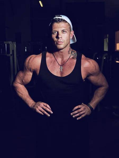 Porträtt av en ung bodybuilder i ett gym — Stockfoto