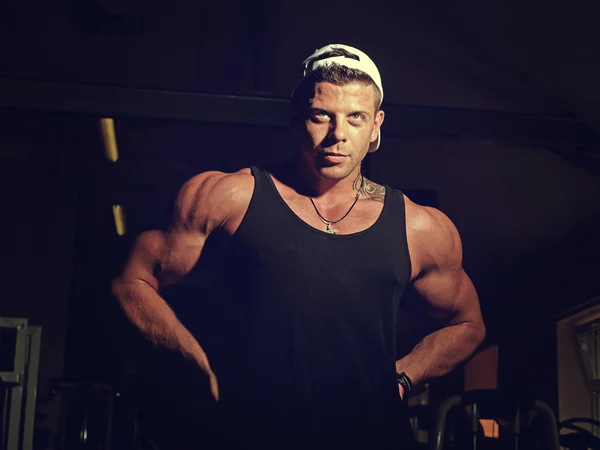 Portrait d'un jeune bodybuilder dans une salle de gym — Photo