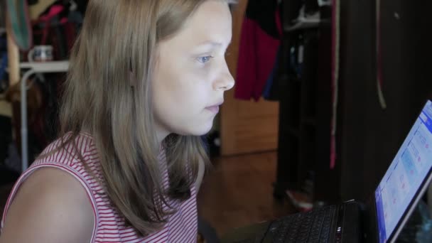 Teen κορίτσι που εργάζονται στον υπολογιστή και να κουβεντιάσει στο τηλέφωνο, 4k — Αρχείο Βίντεο