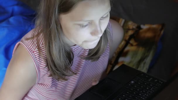 Adolescente trabalhando no computador e conversando no telefone, 4K — Vídeo de Stock