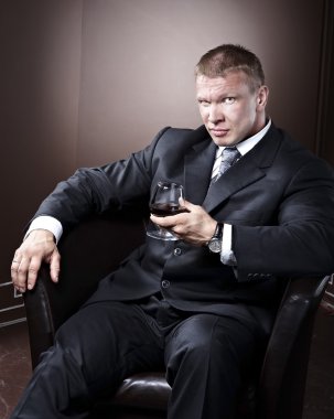 Oturma ve gülümseyen iş adam patron