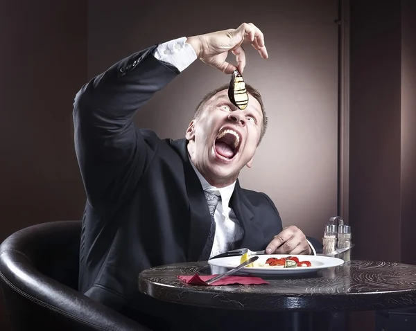 Muscular businessman eating — Stock Photo, Image