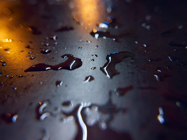 A chuva cai em uma superfície. Contexto abstrato . — Fotografia de Stock