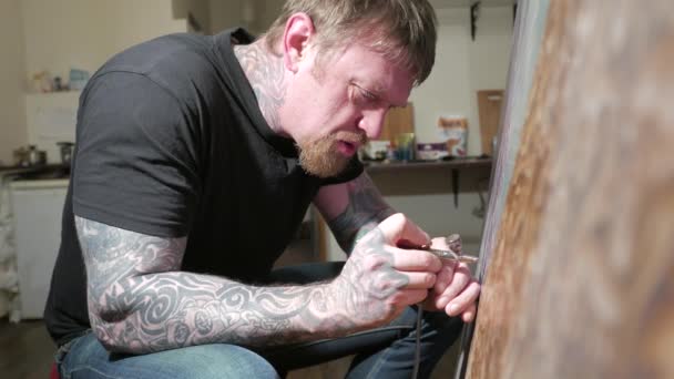 Portret van schilder airbrusher in art studio — Stockvideo