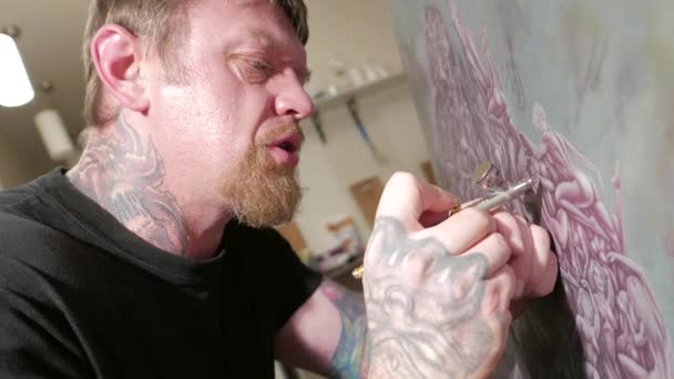 Portret malarza airbrusher w studio sztuki — Wideo stockowe