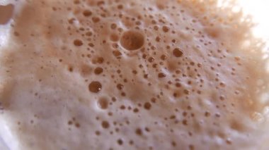 Bira bir bardağa doldurulur..