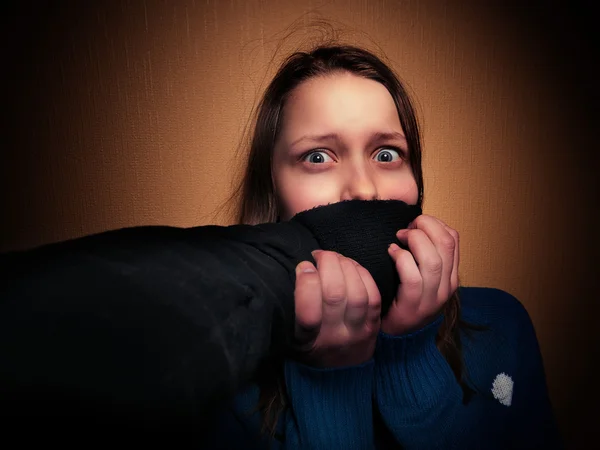 Испуганная молодая девушка со взрослыми мужчинами закрывает рот рукой — стоковое фото