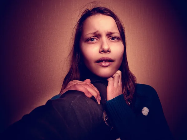 Garota assustada com uma mão de homem adulto cobrindo sua boca — Fotografia de Stock