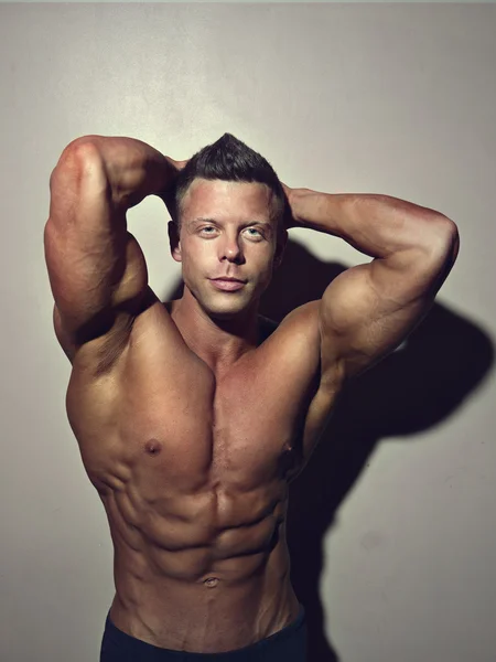 Wizerunek mięśni mężczyzna pozowanie w siłowni — Zdjęcie stockowe