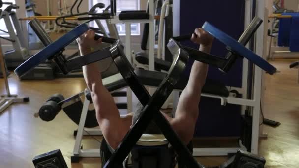 Culturista en un gimnasio — Vídeos de Stock