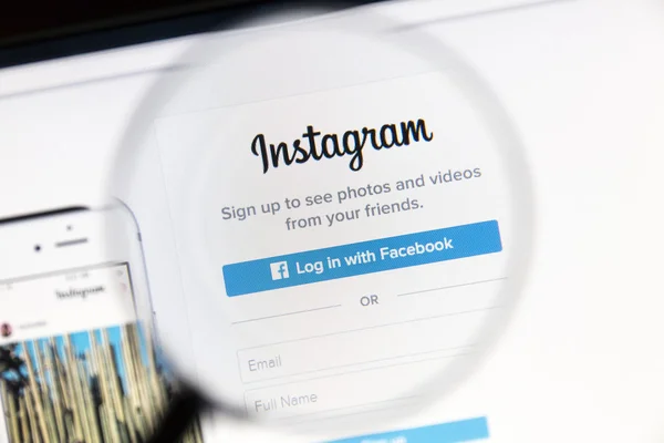 Sitio web de Instagram bajo una lupa — Foto de Stock